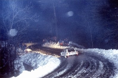 Jean-Luc Thérier - Michel Vial
52º Rallye Automobile de Monte-Carlo 1984. Renault 5 Turbo Tour de Corse (21 QV 28). Clasificado 4º.

Del 21 al 27 de Enero, Monte-Carlo.
Superficie: asfalto - nieve.

El Rally tenia un total de 3328.90 km de los que 753.20 km divididos en 30 tramos eran especiales, (4 de ellas fueron cancxeladas SS3 St Jean en Royans de 39 Km, SS11 Les Savoyons - Sigoyer de 32 Km, SS12 Pont sur Barrage du Sautet de 18,40 Km, SS13 Chateau d'Ancelle - La Batie Neuve de 11,20 Km).

Se inscribieron 222 equipos, tomaron la salida 209, finalizaron 120.@
Palabras clave: Jean-Luc_Therier;Michel_Vial;Renault;Turbo;Montecarlo;1984;nieve