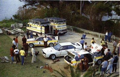 Asistencia del Equipo Audi Sport en el 28º Tour de Corse - Rallye de France 1984
En el Audi Quattro A2 de:
6# (IN-NJ 5) Stig Blomqvist - Björn Cederberg, clasificado 5º.

Y el Audi Sport Quattro S1 de:
2# (IN-NC 46) Walter Röhrl - Christian Geistdörfer, abandonó por motor en SS8 Muracciole - Abbazia de 50.50 km.

Debut del Audi Sport Quattro S1 en el Mundial de Rallyes.

Debut del Peugeot 205 Turbo 16 en el Mundial de Rallys.

Del 3 al 5 de Mayo, Ajaccio, Córcega, Francia.
Superficie: asfalto.

El Rally tenia un total de 1618 km de los que 1130.9 km divididos en 30 tramos eran especiales.

Se inscribieron 158 equipos, tomaron la salida 155, finalizaron 57.
@
Palabras clave: Audi;Quattro;Grupo_B;Corcega;1984;Asistencias;Corse