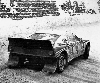 Attilio Bettega - Maurizio Perissinot
52º Rallye Automobile de Monte-Carlo 1984. Lancia Rally 037 (TO W67783). Clasificado 5º.

Del 21 al 27 de Enero, Monte-Carlo.
Superficie: asfalto - nieve.

El Rally tenia un total de 3499 km de los que 722 km divididos en 30 tramos, eran especiales (4 de ellas fueron canceladas SS3 St Jean en Royans de 39 Km, SS11 Les Savoyons - Sigoyer de 32 Km, SS12 Pont sur Barrage du Sautet de 18,40 Km, SS13 Chateau d'Ancelle - La Batie Neuve de 11,20 Km).

Se inscribieron 222 equipos, tomaron la salida 209, finalizaron 120.@
Palabras clave: ;Lancia;Rally;Montecarlo;nieve;1984