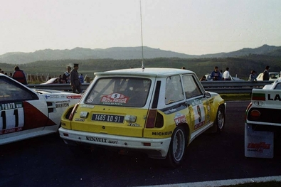 Jean Ragnotti - Pierre Thimonier
18º Rallye de Portugal - Vinho do Porto 1984. Renault 5 Turbo "Tour de Corse" (1465 XD 91). Clasificado 5º.

Del 6 al 10 de Marzo, Estoril, Portugal.
Superficie: asfalto - tierra.

El Rally tenia un total de 2400.00 km de los que 685.00 km divididos en 45 tramos eran especiales.

Tomaron la salida 70 equipos, finalizaron 20.@
Palabras clave: ;Pierre_Thimonier;Renault;Turbo;Grupo_B;Portugal;1984