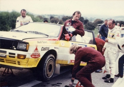 Asistencia del Equipo Audi Sport en el 28º Tour de Corse 1984
En el Audi Quattro A2 (IN-NJ 5) de Stig Blomqvist - Björn Cederberg, clasificado 5º.

Del 3 al 5 de Mayo, Ajaccio, Córcega, Francia.
Superficie: asfalto.

El Rally tenia un total de 1618 km de los que 1130.9 km divididos en 30 tramos eran especiales.

Se inscribieron 158 equipos, tomaron la salida 155, finalizaron 57.@

Palabras clave: Stig_Blomqvist;Audi;Quattro;Grupo_B;Corcega;1984;Asistencias