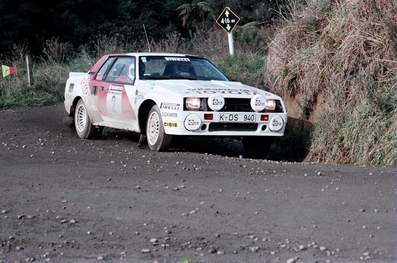 Bjorn Waldegard - Hans Thorszelius
14º Sanyo Rally de Nueva Zelanda 1984. Toyota celica Twincam Turbo (K-DS 940). Clasificado 5º.

Del 23 al 26 de Junio, Auckland, Nueva Zelanda.
Superficie: tierra.

El Rally tenia un total de 2626 km de los que 1044 km divididos en 45 tramos eran especiales.

Tomaron la salida 63 equipos, finalizaron 35.@

Palabras clave: ;Toyota;Celica;TCT;Grupo_B;1984