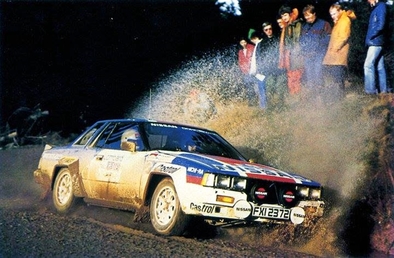 Timo Salonen - Seppo Harjanne
33º Lombard RAC Rally 1984. Nissan 240RS, (FXI 2372). Clasificado 6º.

Del 25 al 29 de Noviembre, Chester, Cheshire, Inglaterra, Reino Unido.
Superficie: tierra.

El Rally tenia un total de 3232.00 km de los que 868.54 km divididos en 56 tramos eran especiales.

Se inscribieron 124 equipos, tomaron la salida 119, finalizaron 52.@
Palabras clave: Timo_Salonen;Seppo_Harjanne;Nissan;t;Grupo_B;Gran_Bretaña;1984;RAC_Rally