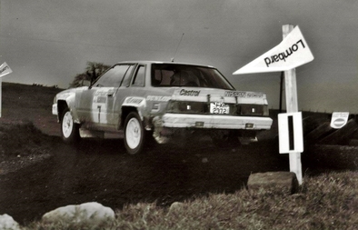 Timo Salonen - Seppo Harjanne
33º Lombard RAC Rally 1984. Nissan 240RS, (FXI 2372). Clasificado 6º.

Del 25 al 29 de Noviembre, Chester, Cheshire, Inglaterra, Reino Unido.
Superficie: tierra.

El Rally tenia un total de 3232.00 km de los que 868.54 km divididos en 56 tramos eran especiales.

Se inscribieron 124 equipos, tomaron la salida 119, finalizaron 52.@
Palabras clave: Timo_Salonen;Seppo_Harjanne;Nissan;t;Grupo_B;Gran_Bretaña;1984;RAC_Rally