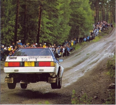 Erkki Pitkänen - Rolf Mesterton
34º 1000 Lakes Rally 1984. Nissan 240RS (X-1781). Clasificado 7º.

Del 24 al 26 de Agosto, Jyväskylä, Finlandia.
Superficie: tierra.

El Rally tení­a un total de 1416.31 km de los que 460.96 km divididos en 51 tramos eran especiales. Una de ellas fue cancelada, SS2 Humalamaki de 3,69 Km.
Varios espectadores resultaron heridos en este accidente en el que estuvo involucrado el Vauxhall Chevette 2300 HSR (FER 688W) #48 de Julian Roderick - David Holmes.

Tomaron la salida 144 equipos, finalizaron 74.@
Palabras clave: ;Nissan;Finlandia;1984;