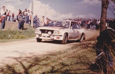 Massimo Ercolani - Paolo Amati
26º Rally de Sanremo 1984. Opel Ascona 400 (Roma 61351D). Clasificado 7º.
San Marino Racing

Del 30 de Septiembre al 5 de Octubre, Sanremo, Liguria, Imperia, Italia.
Superficie: asfalto -tierra.

El Rally tenia un total de 2546.29 km de los que 807.69 km divididos en 56 tramos eran especiales, (2 de ellas fueron canceladas SS7 Sante Luce de 12,30 km y SS26 Chiusdino 2 de 17,41 Km).

Se inscribieron 104 equipos, tomaron la salida 100, finalizaron 35.@
Palabras clave: Opel;Ascona;Grupo_B;Sanremo;1984