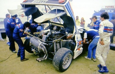 Asistencia del Equipo Martini Racing en el 28º Tour de Corse 1984
En el Lancia Rally 037 (TO W67783) de Attilio Bettega - Sergio Cresto, clasificado 7º.

En la imagen podemos ver a Sergio Cresto en la parte derecha, y al fondo el 037 del Equipo Total Chardonet (7235 HX 93) de Jean-Claude Andruet - Martine Rick, clasificado 6º.

Del 3 al 5 de Mayo, Ajaccio, Córcega, Francia.
Superficie: asfalto.

El Rally tenia un total de 1618 km de los que 1130.9 km divididos en 30 tramos eran especiales.

Se inscribieron 158 equipos, tomaron la salida 155, finalizaron 57.
@
Palabras clave: ;Lancia;Rally;Grupo_B;Sergio_Cresto;Asistencias;Corcega;Corse;1984;Personajes
