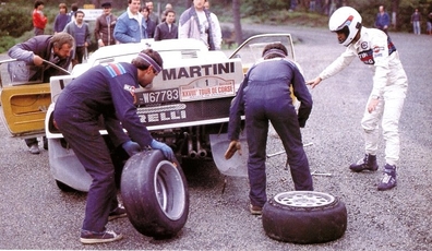 Asistencia del Equipo Martini Racing en el 28º Tour de Corse 1984
En el Lancia Rally 037 (TO W67783) de Attilio Bettega - Sergio Cresto, clasificado 7º.

En el lado derecho de la foto podemos ver a Sergio Cresto indicando a sus mecánicos algún tipo de detalle.

Del 3 al 5 de Mayo, Ajaccio, Córcega, Francia.
Superficie: asfalto.

El Rally tenia un total de 1618 km de los que 1130.9 km divididos en 30 tramos eran especiales.

Se inscribieron 158 equipos, tomaron la salida 155, finalizaron 57.
@
Palabras clave: ;Sergio_Cresto;Lancia;Rally;Grupo_B;Corcega;1984;Asistencias