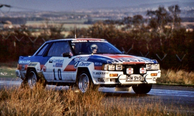 Shekhar Mehta - Yvonne Mehta
33º Lombard RAC Rally 1984. Nissan 240 RS (FIW 9493). Clasificado 8º.
Team Nissan Europe

Del 25 al 29 de Noviembre, Chester, Cheshire, Inglaterra, Reino Unido.
Superficie: tierra.

El Rally tenia un total de 3232.00 km de los que 868.54 km divididos en 56 tramos eran especiales.

Se inscribieron 124 equipos, tomaron la salida 119, finalizaron 52.@
Palabras clave: Shekhar_Mehta;Nissan;Gran_Bretaña;RAC_Rally;Grupo_B;1984;Inglaterra