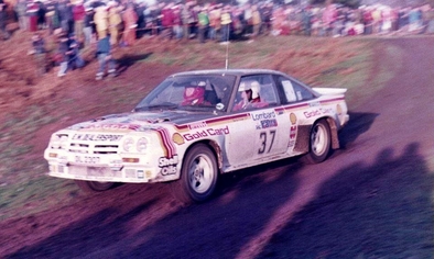William Robert (Bertie) Fisher - Austin Frazer
33º Lombard RAC Rally 1984. Opel Manta 400 (DIL 2307). Clasificado 9º.

Del 25 al 29 de Noviembre, Chester, Cheshire, Inglaterra, Reino Unido.
Superficie: tierra.

El Rally tenia un total de 3232.00 km de los que 868.54 km divididos en 56 tramos eran especiales.

Se inscribieron 124 equipos, tomaron la salida 119, finalizaron 52.@
Palabras clave: Opel;Manta;Grupo_B;Gran_Bretaña;1984;RAC_Rally;Inglaterra