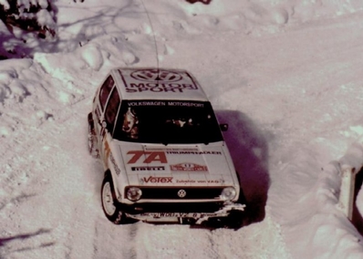 Karl-Erik (Kalle) Grundel - Peter Diekmann
52º Rallye Automobile de Monte-Carlo 1984. Volkswagen Golf GTI (WOB-VZ 8). Clasificado 9º.

Del 21 al 27 de Enero, Monte-Carlo.
Superficie: asfalto - nieve.

El Rally tenia un total de 3328.90 km de los que 753.20 km divididos en 30 tramos eran especiales, (4 de ellas fueron canceladas SS3 St Jean en Royans de 39 Km, SS11 Les Savoyons - Sigoyer de 32 Km, SS12 Pont sur Barrage du Sautet de 18,40 Km, SS13 Chateau d'Ancelle - La Batie Neuve de 11,20 Km).

Se inscribieron 222 equipos, tomaron la salida 209, finalizaron 120.@
Palabras clave: Kalle_Grundel;Volkswagen;Golf;Montecarlo;1984;nieve
