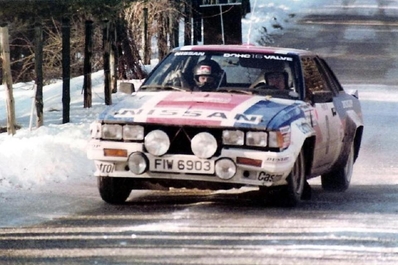 Timo Salonen - Seppo Harjanne
52º Rallye Automobile de Monte-Carlo 1984. Nissan 240RS (FIW 6903). Clasificado 10º.

Del 21 al 27 de Enero, Monte-Carlo.
Superficie: asfalto - nieve.

El Rally tenia un total de 3328.90 km de los que 753.20 km divididos en 30 tramos eran especiales (4 de ellas fueron canceladas SS3 St Jean en Royans de 39 Km, SS11 Les Savoyons - Sigoyer de 32 Km, SS12 Pont sur Barrage du Sautet de 18,40 Km, SS13 Chateau d'Ancelle - La Batie Neuve de 11,20 Km).

Se inscribieron 222 equipos, tomaron la salida 209, finalizaron 120.@
Palabras clave: Timo_Salonen;Seppo_Harjanne;Nissan;Grupo_B;Montecarlo;1984