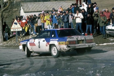 Timo Salonen - Seppo Harjanne
52º Rallye Automobile de Monte-Carlo 1984. Nissan 240RS (FIW 6903). Clasificado 10º.

Del 21 al 27 de Enero, Monte-Carlo.
Superficie: asfalto - nieve.

El Rally tenia un total de 3328.90 km de los que 753.20 km divididos en 30 tramos eran especiales (4 de ellas fueron canceladas SS3 St Jean en Royans de 39 Km, SS11 Les Savoyons - Sigoyer de 32 Km, SS12 Pont sur Barrage du Sautet de 18,40 Km, SS13 Chateau d'Ancelle - La Batie Neuve de 11,20 Km).

Se inscribieron 222 equipos, tomaron la salida 209, finalizaron 120.@
Palabras clave: Timo_Salonen;Seppo_Harjanne;Nissan;Grupo_B;Montecarlo;1984