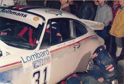 Asistencia del Equipo Rothmans Porsche Rally Team en el 33º Lombard RAC Rally 1984
En el Porsche 911 SC RS (A451 BJB) de Roger Clark - Ian Grindrod, clasificado 11º.

Del 25 al 29 de Noviembre, Chester, Cheshire, Inglaterra, Reino Unido.
Superficie: tierra.

El Rally tenia un total de 3232.00 km de los que 868.54 km divididos en 56 tramos eran especiales.

Se inscribieron 124 equipos, tomaron la salida 119, finalizaron 52.

Foto de Lewis Bassett
@
Palabras clave: Porsche;Grupo_B;Gran_Bretaña;1984;Asistencias;Inglaterra