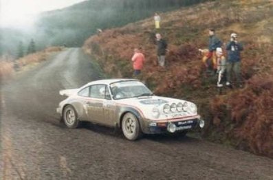 Roger Clark - Ian Grindrod
33º Lombard RAC Rally 1984. Porsche 911 SC RS (A451 BJB).  Clasificado 11º.

Del 25 al 29 de Noviembre, Chester, Cheshire, Inglaterra, Reino Unido.
Superficie: tierra.

El Rally tenia un total de 3232.00 km de los que 868.54 km divididos en 56 tramos eran especiales.

Se inscribieron 124 equipos, tomaron la salida 119, finalizaron 52.@
Palabras clave: Roger_Clark;Ian_Grindrod;Porsche;SC;RS;Grupo_B;Gran_Bretaña;1984;Inglaterra