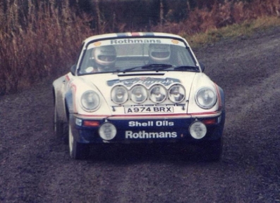 Saeed Al-Hajri - John Spiller
33º Lombard RAC Rally 1984. Porsche 911 SC RS (A974 BRX).  Clasificado 17º.

Del 25 al 29 de Noviembre, Chester, Cheshire, Inglaterra, Reino Unido.
Superficie: tierra.

El Rally tenia un total de 3232.00 km de los que 868.54 km divididos en 56 tramos eran especiales.

Se inscribieron 124 equipos, tomaron la salida 119, finalizaron 52.@
Palabras clave: ;Porsche;Gran_Bretaña;Grupo_B;1984;RAC_Rally;Inglaterra