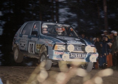 Christian Rio - Jean-Bernard Vieu
34º 1000 Lakes Rally 1984. Citröen Visa 1000 Pistes (8443 ME 92). Clasificado 18º.

Del 24 al 26 de Agosto, Jyväskylä, Finlandia.
Superficie: tierra.

El Rally tení­a un total de 1416.31 km de los que 460.96 km divididos en 51 tramos eran especiales. Una de ellas fue cancelada, SS2 Humalamaki de 3,69 Km.
Varios espectadores resultaron heridos en este accidente en el que estuvo involucrado el Vauxhall Chevette 2300 HSR (FER 688W) #48 de Julian Roderick - David Holmes.

Tomaron la salida 144 equipos, finalizaron 74.@
Palabras clave: Citroen;Visa;Grupo_B;Finlandia;1984;
