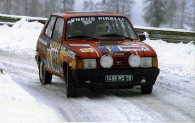 François Delecour - Anne-Chantal Pauwels
52º Rallye Automobile de Monte-Carlo 1984. Talbot Samba Rallye (1488 MS 59). Clasificado 67º.

Inscritos en la "Challenge Winter", organizada por Pirelli para aquellos equipos que utilizaran neumáticos Pirelli sin clavos.

Los equipos que se apuntaron al "Winter" lo pasaron muy mal en un nevadísimo "Les Sauvournons", imposible de subir sin clavos, con muchos coches bloqueados.

François y Anne Chantal consiguieron franquear el col marcha atrás y con Anne subida en el capo para obtener mas motricidad... tanto esfuerzo no sirvió para nada, pues al final el tramo se anuló por quedar muchísimos equipos trabados en el mismo sin poder llegar al final.

De 21 al 27 de Enero, Monte Carlo.
Superficie: asfalto - nieve.

El Rally tenia un total de 3328.90 km de los que 753.20 km divididos en 30 tramos eran especiales, (4 de ellas fueron canceladas SS3 St Jean en Royans de 39 Km, SS11 Les Savoyons - Sigoyer de 32 Km, SS12 Pont sur Barrage du Sautet de 18,40 Km y SS13 Chateau d'Ancelle - La Batie Neuve de 11,20 Km).

Se inscribieron 222 equipos, tomaron la salida 209, finalizaron 120.
@
Palabras clave: François_Delecour;Anne-Chantal_Pauwels;Talbot;Samba;Rallye;Montecarlo;1984;nieve;Anecdotas;Anecdotas