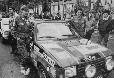 François Delecour - Anne-Chantal Pauwels
52º Rallye Automobile de Monte-Carlo 1984. Talbot Samba Rallye (1488 MS 59). Clasificado 67º.

Inscritos en la "Challenge Winter", organizada por Pirelli para aquellos equipos que utilizaran neumáticos Pirelli sin clavos.

Los equipos que se apuntaron al "Winter" lo pasaron muy mal en un nevadísimo "Les Sauvournons", imposible de subir sin clavos, con muchos coches bloqueados.

François y Anne Chantal consiguieron franquear el col marcha atrás y con Anne subida en el capo para obtener mas motricidad... tanto esfuerzo no sirvió para nada, pues al final el tramo se anuló por quedar muchísimos equipos trabados en el mismo sin poder llegar al final.

De 21 al 27 de Enero, Monte Carlo.
Superficie: asfalto - nieve.

El Rally tenia un total de 3328.90 km de los que 753.20 km divididos en 30 tramos eran especiales, (4 de ellas fueron canceladas SS3 St Jean en Royans de 39 Km, SS11 Les Savoyons - Sigoyer de 32 Km, SS12 Pont sur Barrage du Sautet de 18,40 Km y SS13 Chateau d'Ancelle - La Batie Neuve de 11,20 Km).

Se inscribieron 222 equipos, tomaron la salida 209, finalizaron 120.
@
Palabras clave: ;Talbot;Samba;Rallye;Montecarlo;1984;Personajes