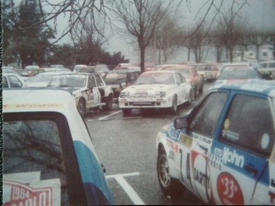 Parque Cerrado del 52º Rallye Automobile de Monte-Carlo 1984
Al fondo de la foto se puede ver el Opel Manta 400 (TO W90798) de Salvador Servià - Jordi Sabater, Clasificado 79º después de tener un accidente.

Del 21 al 27 de Enero, Monte-Carlo.
Superficie: asfalto - nieve.

El Rally tenia un total de 3328.90 km de los que 753.20 km divididos en 30 tramos eran especiales, (4 de ellas fueron canceladas SS3 St Jean en Royans de 39 Km, SS11 Les Savoyons - Sigoyer de 32 Km, SS12 Pont sur Barrage du Sautet de 18,40 Km, SS13 Chateau d'Ancelle - La Batie Neuve de 11,20 Km).

Se inscribieron 222 equipos, tomaron la salida 209, finalizaron 120.@
Palabras clave: Salvador_Servia;Jordi_Sabater;Opel;Manta;Grupo_B;Montecarlo;1984;Parque_Cerrado