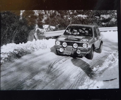 Philippe Bugalski - Dominique Perruchon
52º Rallye Automobile de Monte-Carlo 1984. Volkswagen Golf GTI. Clasificado 88º.
El Rally tenia un total de 3499 km de los que 722 km divididos en 30 tramos, eran especiales, (4 de ellas fueron cancxeladas SS3 St Jean en Royans de 39 Km, SS11 Les Savoyons - Sigoyer de 32 Km, SS12 Pont sur Barrage du Sautet de 18,40 Km, SS13 Chateau d'Ancelle - La Batie Neuve de 11,20 Km).
Se inscribieron 222 participantes, tomaron la salida 209, finalizaron 120.@
Palabras clave: ;Dominique_Perruchon;Volkswagen;Golf;GTI;Montecarlo;1984
