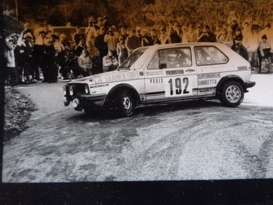 Philippe Bugalski - Dominique Perruchon
52º Rallye Automobile de Monte-Carlo 1984. Volkswagen Golf I GTi 1.6 (6132 QL 03). Clasificado 88º.

Del 21 al 27 de Enero, Monte-Carlo.
Superficie: asfalto - nieve.

El Rally tenia un total de 3328.90 km de los que 753.20 km divididos en 30 tramos eran especiales, (4 de ellos fueron canceladas SS3 St Jean en Royans de 39 Km, SS11 Les Savoyons - Sigoyer de 32 Km, SS12 Pont sur Barrage du Sautet de 18,40 Km, SS13 Chateau d'Ancelle - La Batie Neuve de 11,20 Km).

Se inscribieron 222 equipos, tomaron la salida 209, finalizaron 120.@
Palabras clave: Philippe_Bugalski;Dominique_Perruchon;Volkswagen;Golf;GTI;Montecarlo;1984