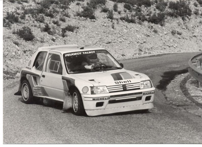 PEUGEOT 205 TURBO 16
FEBRERO 1984
Primeras pruebas del Peugeot realizadas por Jean-Pierre Nicolas en Charleval, en la regiòn de Provence.

El proyecto de construir un Peugeot de rallyes comenzo en 1981.
El entonces presidente de Peugeot, Jean Boillot, querí­a darle a la marca una imagen mas dinámica y en cierto modo deportiva.
Para lograr tal objetivo, nada mejor que aprovechar el lanzamiento del futuro utilitario de la marca, (el 205), para introducirse mas de lleno en el mundo de la competición.

Hasta entonces las participaciones de Peugeot en rallyes se limitaban a pruebas Africanas donde habi­a cosechado excelentes resultados con los 404, 504 y 504 Coupé.

© Morelli- Bertier
@
Palabras clave: ;Peugeot;Turbo;Grupo_B;1984