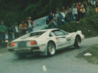 Antonio Zanini Sans - Josep Autet
21º Rally Principe de Asturias 1984. Ferrari 308 GTB (MO 203044). Abandonó por el alternador en SS10 Peón de 8.40 km.
Serena Ferrari

El Rally tenia un total de 1139.47 km de los que 357.5 km divididos en 28 tramos, eran especiales.

Tomaron la salida 67 equipos, finalizaron 37.@
Palabras clave: Josep_Autet;Sierra_Morena;Ferrari;1984