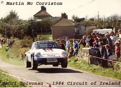 Henri Toivonen - Ian Grindrod
45º Rothmans Circuit of Ireland 1984. Porsche 911 SC RS (A815 CCF). Abandonó por la caja de cambios en SS44 Roscat Hill de 16.45 km.

Del 19 al 24 de Abril, Belfast, Ulster, Irlanda.
Superficie: asfalto.

El Rally constaba de 5 etapas con un total de 977.38 km cronometrados divididos en 55 tramos especiales (1 de ellos fue cancelado SS14 Malahide de 8.92 km).

Tomaron la salida 78 equipos, finalizaron 36.@
Palabras clave: Henri_Toivonen;Porsche;Grupo_B;Ireland;Irlanda;1986;Saltos