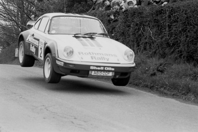 Henri Toivonen - Ian Grindrod
45º Rothmans Circuit of Ireland 1984. Porsche 911 SC RS (A815 CCF). Abandonó por la caja de cambios en SS44 Roscat Hill de 16.45 km.

Del 19 al 24 de Abril, Belfast, Ulster, Irlanda.
Superficie: asfalto.

El Rally constaba de 5 etapas con un total de 977.38 km cronometrados divididos en 55 tramos especiales (1 de ellos fue cancelado SS14 Malahide de 8.92 km).

Tomaron la salida 78 equipos, finalizaron 36.@
Palabras clave: Henri_Toivonen;Porsche;Grupo_B;Ireland;Irlanda;1986