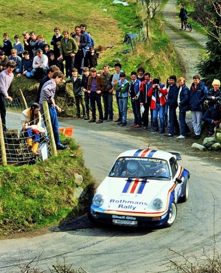 Henri Toivonen - Ian Grindrod
45º Rothmans Circuit of Ireland 1984. Porsche 911 SC RS (A815 CCF). Abandonó por la caja de cambios en SS44 Roscat Hill de 16.45 km.

Del 19 al 24 de Abril, Belfast, Ulster, Irlanda.
Superficie: asfalto.

El Rally constaba de 5 etapas con un total de 977.38 km cronometrados divididos en 55 tramos especiales (1 de ellos fue cancelado SS14 Malahide de 8.92 km).

Tomaron la salida 78 equipos, finalizaron 36.@
Palabras clave: Henri_Toivonen;Porsche;Grupo_B;Ireland;Irlanda;1986