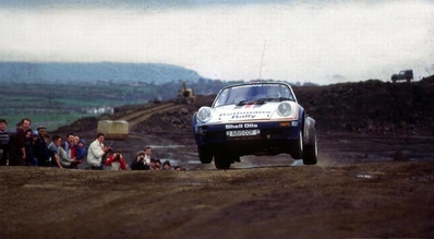 Henri Toivonen - Ian Grindrod
45º Rothmans Circuit of Ireland 1984. Porsche 911 SC RS (A815 CCF). Abandonó por la caja de cambios en SS44 Roscat Hill de 16.45 km.

Del 19 al 24 de Abril, Belfast, Ulster, Irlanda.
Superficie: asfalto.

El Rally constaba de 5 etapas con un total de 977.38 km cronometrados divididos en 55 tramos especiales (1 de ellos fue cancelado SS14 Malahide de 8.92 km).

Tomaron la salida 78 equipos, finalizaron 36.@
Palabras clave: Henri_Toivonen;Porsche;Grupo_B;Ireland;Irlanda;1986