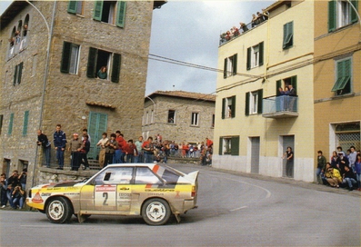 Stig Blomqvist - Bjorn Cederberg
26º Rallye Sanremo 1984. Audi Sport Quattro S1 (IN-NT 2). Abandonó por motor en SS41 Ghizzano 2 de 13,20 km.

Del 30 de Septiembre al 5 de Octubre, Sanremo, Liguria, Imperia, Italia.
Superficie: asfalto -tierra.

El Rally tenia un total de 2546.29 km de los que 807.69 km divididos en 56 tramos eran especiales, (2 de ellas fueron canceladas SS7 Sante Luce de 12,30 km y SS26 Chiusdino 2 de 17,41 Km).

Se inscribieron 104 equipos, tomaron la salida 100, finalizaron 35.

SS Chiusdino
@
Palabras clave: Stig_Blomqvist;Sanremo;Audi;Quattro;Sport;Grupo_B;1984;Chiusdino