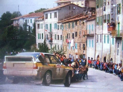 Stig Blomqvist - Bjorn Cederberg
26º Rallye Sanremo 1984. Audi Sport Quattro S1 (IN-NT 2). Abandonó por motor en SS41 Ghizzano 2 de 13,20 km.

Del 30 de Septiembre al 5 de Octubre, Sanremo, Liguria, Imperia, Italia.
Superficie: asfalto -tierra.

El Rally tenia un total de 2546.29 km de los que 807.69 km divididos en 56 tramos eran especiales, (2 de ellas fueron canceladas SS7 Sante Luce de 12,30 km y SS26 Chiusdino 2 de 17,41 Km).

Se inscribieron 104 equipos, tomaron la salida 100, finalizaron 35.

SS Chiusdino
@
Palabras clave: Stig_Blomqvist;Sanremo;Audi;Quattro;Sport;Grupo_B;1984;Chiusdino