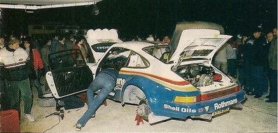 Asistencia del Equipo Rothmans Porsche Rally Team en el 32º Rally RACE - Costa Blanca 1984
En el Porsche 911 SC RS (A974 BRX) de Henri Toivonen - Ian Grindrod, abandonó por la bomba de combustible.

Del 17 al 19 de Marzo, Alicante, España.
Superficie: asfalto.

El Rally tenía un total de 398.61 km cronometrados.

Tomaron la salida 98 equipos, finalizaron 48.@
Palabras clave: Henri_Toivonen;Porsche;Grupo_B;RACE;Costa_Blanca;1984;Asistencias