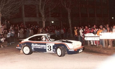 Henri Toivonen - Ian Grindrod
32º Rally Costa Brava 1984. Porsche 911 SC RS (A451 BJB). 
Rothmans Porsche Rally Team

Foto en el tramo de "Cladells" / Curva de "La Pedra Llarga".

Abandonó por el eje de transmisión, aunque siguió brindando un auténtico espectáculo a todos los aficionados como coche 0 durante la 3º etapa.

Foto en el Cruce de Cladells en Sant Hilari, primer tramo del Rally.

Del 17 al 19 de Febrero, Lloret de Mar.
Superficie: grava / asfalto.

El Rally tení­a un total de 1366.41 km, de los que 527.15 km divididos en 46 tramos eran especiales.

Tomaron la salida 60 equipos, finalizaron 25.@
Palabras clave: Henri_Toivonen;Porsche;Grupo_B;Costa_Brava;1984