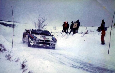 Jean-Claude Andruet - Sergio Cresto
52º Rallye Automobile de Monte-Carlo 1984. Lancia Rally 037 (TO W67772). Excluido por capó abierto en parque cerrado.

Del 21 al 27 de Enero, Monte-Carlo.
Superficie: asfalto - nieve.

El Rally tenia un total de 3499 km de los que 722 km divididos en 30 tramos, eran especiales (4 de ellas fueron canceladas SS3 St Jean en Royans de 39 Km, SS11 Les Savoyons - Sigoyer de 32 Km, SS12 Pont sur Barrage du Sautet de 18,40 Km, SS13 Chateau d'Ancelle - La Batie Neuve de 11,20 Km).

Se inscribieron 222 equipos, tomaron la salida 209, finalizaron 120.@
Palabras clave: ;Lancia;Rally;Montecarlo;nieve;1984;Grupo_B