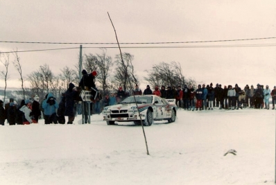 Jean-Claude Andruet - Sergio Cresto
52º Rallye Automobile de Monte-Carlo 1984. Lancia Rally 037 (TO W67772). Excluido por capó abierto en parque cerrado.

Del 21 al 27 de Enero, Monte-Carlo.
Superficie: asfalto - nieve.

El Rally tenia un total de 3499 km de los que 722 km divididos en 30 tramos, eran especiales (4 de ellas fueron canceladas SS3 St Jean en Royans de 39 Km, SS11 Les Savoyons - Sigoyer de 32 Km, SS12 Pont sur Barrage du Sautet de 18,40 Km, SS13 Chateau d'Ancelle - La Batie Neuve de 11,20 Km).

Se inscribieron 222 equipos, tomaron la salida 209, finalizaron 120.@
Palabras clave: ;Lancia;Rally;Montecarlo;nieve;1984;Grupo_B