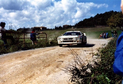 Adartico Vudafieri - Luigi Pirollo
26º Rallye Sanremo 1984. Lancia Rally 037 (TO W67779). Abandonó por accidente en SS18 Monticchiello 1 de 15,52 Km.

Del 30 de Septiembre al 5 de Octubre, Sanremo, Liguria, Imperia, Italia.
Superficie: asfalto -tierra.

El Rally tenia un total de 2546.29 km de los que 807.69 km divididos en 56 tramos eran especiales, (2 de ellas fueron canceladas SS7 Sante Luce de 12,30 km y SS26 Chiusdino 2 de 17,41 Km).

Se inscribieron 104 equipos, tomaron la salida 100, finalizaron 35.@
Palabras clave: ;Lancia;Rally;Grupo_B;Sanremo;1984