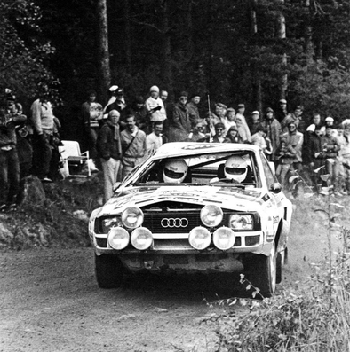 Michèle Mouton - Fabrizia Pons
34º 1000 Lakes Rally 1984. Audi Sport Quattro S1 (IN-NL 2). Abandonó por accidente en SS20 Kuukanpaa de 4,91 Km.

Intentó seguir en la prueba llegando al final del tramo cronometrado, pero el equipo Audi Sport le fue imposible arreglar de forma óptima los daños ocasionados por la salida de pista, (volcó). 

Del 24 al 26 de Agosto, Jyväskylä, Finlandia.
Superficie: tierra.

El Rally tení­a un total de 1416.31 km de los que 460.96 km divididos en 51 tramos eran especiales. Una de ellas fue cancelada, SS2 Humalamaki de 3,69 Km.
Varios espectadores resultaron heridos en este accidente en el que estuvo involucrado el Vauxhall Chevette 2300 HSR (FER 688W) #48 de Julian Roderick - David Holmes.

Tomaron la salida 144 equipos, finalizaron 74.

© Stephane Prévot
@
Palabras clave: Michele_Mouton;Audi;Grupo_B;Quattro;Sport;crash;Finlandia;1984;Womens;Mujeres