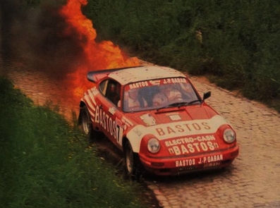 Patrick Snijers - Dany Colebunders
13º Lotto Haspengouwrally 1984. Porsche 911 SC RS (UL 212). Abandonó por motor y posterior incendio del mismo en SS21 Gingelom de 11.69 km.

Del 1 al 3 de Junio, Landen, Belgica.
Superficie: asfalto - tierra.

La prueba constaba de 394.49 km divididos en 3 etapas y 34 tramos especiales.

Tomaron la salida 90 eqquipos, finalizaron 41.@
Palabras clave: Haspengouwrally;Porsche;Grupo_B;1984