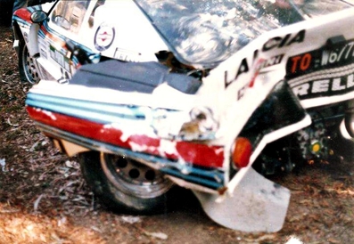Henri Toivonen - Juha Piironen
18º Rallye de Portugal - Vinho do Porto 1984. Lancia Rally 037 (TO W67770). Abandonó por accidente en SS6 Sintra 2 de 10.50 Km.

Era su primera aparición en competición con el 037 en el Mundial. Su decepción y preocupación al salirse fue mayúscula, puesto que se jugaba un sitio en el Equipo Lancia.

Todos los aficionados que asistieron a la prueba ese año recuerdan el paso de Toivonen por los tramos de Portugal hasta el momento del accidente, como un grandioso espectáculo de valentí­a y manos, muchas, muchí­simas manos...

Un Toivonen en estado puro, demostrando dos cosas; por un lado que sus cualidades al volante no eran de este mundo, iba un paso más allá, no sólo en valentía si no también en técnica; y por otro lado que no sabia medir riesgos o mejor dicho, despreciaba y se pasaba por alto los límites de su 037, iba tan al lí­mite que su paso dejaba un murmullo de absoluta admiración entre los aficionados, pero al mismo tiempo una pregunta en el aire...

¿Hasta donde conseguirá llegar a ese ritmo absolutamente infernal y sobrehumano?.
La respuesta no tardaría en llegar, Sintra 2. 
Parte final embutida entre paredes y taludes, curva rápida en rasante, el Lancia despegó cual caza de combate en el punto de no retorno, se le acabo el asfalto y rozó el talud exterior perdiendo el control de su 037 rebotando de lado a lado o lo que es lo mismo de talud en talud.

Cesare Fiorio, ante la pregunta de un periodista que le preguntó si estaba enfadado por la salida de Toivonen, respondió:
"Para nada, todos vimos el gran potencial del coche y de Henri Toivonen !!".

Del 6 al 10 de Marzo, Estoril, Cascais, Lisboa, Portugal.
Superficie: asfalto - tierra.

El Rally tenia un total de 2400.00 km de los que 685.00 km divididos en 45 tramos eran especiales.

Se inscribieron 79 equipos, tomaron la salida 70, finalizaron 20.@

© Martin Holmes
@
Palabras clave: Henri_Toivonen;Juha_Piironen;Lancia;Grupo_B;Portugal;1984;Crash