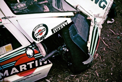 Henri Toivonen - Juha Piironen
18º Rallye de Portugal - Vinho do Porto 1984. Lancia Rally 037 (TO W67770). Abandonó por accidente en SS6 Sintra 2 de 10.50 Km.

Era su primera aparición en competición con el 037 en el Mundial. Su decepción y preocupación al salirse fue mayúscula, puesto que se jugaba un sitio en el Equipo Lancia.

Todos los aficionados que asistieron a la prueba ese año recuerdan el paso de Toivonen por los tramos de Portugal hasta el momento del accidente, como un grandioso espectáculo de valentí­a y manos, muchas, muchí­simas manos...

Un Toivonen en estado puro, demostrando dos cosas; por un lado que sus cualidades al volante no eran de este mundo, iba un paso más allá, no sólo en valentía si no también en técnica; y por otro lado que no sabia medir riesgos o mejor dicho, despreciaba y se pasaba por alto los límites de su 037, iba tan al lí­mite que su paso dejaba un murmullo de absoluta admiración entre los aficionados, pero al mismo tiempo una pregunta en el aire...

¿Hasta donde conseguirá llegar a ese ritmo absolutamente infernal y sobrehumano?.
La respuesta no tardaría en llegar, Sintra 2. 
Parte final embutida entre paredes y taludes, curva rápida en rasante, el Lancia despegó cual caza de combate en el punto de no retorno, se le acabo el asfalto y rozó el talud exterior perdiendo el control de su 037 rebotando de lado a lado o lo que es lo mismo de talud en talud.

Cesare Fiorio, ante la pregunta de un periodista que le preguntó si estaba enfadado por la salida de Toivonen, respondió:
"Para nada, todos vimos el gran potencial del coche y de Henri Toivonen !!".

Del 6 al 10 de Marzo, Estoril, Cascais, Lisboa, Portugal.
Superficie: asfalto - tierra.

El Rally tenia un total de 2400.00 km de los que 685.00 km divididos en 45 tramos eran especiales.

Se inscribieron 79 equipos, tomaron la salida 70, finalizaron 20.@

© Martin Holmes
@
Palabras clave: Henri_Toivonen;Juha_Piironen;Lancia;Grupo_B;Portugal;1984;Crash