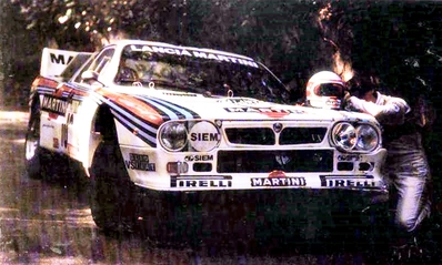 Henri Toivonen - Juha Piironen
18º Rallye de Portugal - Vinho do Porto 1984. Lancia Rally 037 (TO W67770). Abandonó por accidente en SS6 Sintra 2 de 10.50 Km.

Era su primera aparición en competición con el 037 en el Mundial. Su decepción y preocupación al salirse fue mayúscula, puesto que se jugaba un sitio en el Equipo Lancia.

Todos los aficionados que asistieron a la prueba ese año recuerdan el paso de Toivonen por los tramos de Portugal hasta el momento del accidente, como un grandioso espectáculo de valentí­a y manos, muchas, muchí­simas manos...

Un Toivonen en estado puro, demostrando dos cosas; por un lado que sus cualidades al volante no eran de este mundo, iba un paso más allá, no sólo en valentía si no también en técnica; y por otro lado que no sabia medir riesgos o mejor dicho, despreciaba y se pasaba por alto los límites de su 037, iba tan al lí­mite que su paso dejaba un murmullo de absoluta admiración entre los aficionados, pero al mismo tiempo una pregunta en el aire...

¿Hasta donde conseguirá llegar a ese ritmo absolutamente infernal y sobrehumano?.
La respuesta no tardaría en llegar, Sintra 2. 
Parte final embutida entre paredes y taludes, curva rápida en rasante, el Lancia despegó cual caza de combate en el punto de no retorno, se le acabo el asfalto y rozó el talud exterior perdiendo el control de su 037 rebotando de lado a lado o lo que es lo mismo de talud en talud.

Cesare Fiorio, ante la pregunta de un periodista que le preguntó si estaba enfadado por la salida de Toivonen, respondió:
"Para nada, todos vimos el gran potencial del coche y de Henri Toivonen !!".

Del 6 al 10 de Marzo, Estoril, Cascais, Lisboa, Portugal.
Superficie: asfalto - tierra.

El Rally tenia un total de 2400.00 km de los que 685.00 km divididos en 45 tramos eran especiales.

Se inscribieron 79 equipos, tomaron la salida 70, finalizaron 20.@

© Martin Holmes
@
Palabras clave: Henri_Toivonen;Juha_Piironen;Lancia;Grupo_B;Portugal;1984;Crash;Personajes