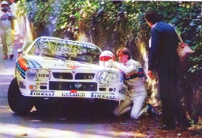 Henri Toivonen - Juha Piironen
18º Rallye de Portugal - Vinho do Porto 1984. Lancia Rally 037 (TO W67770). Abandonó por accidente en SS6 Sintra 2 de 10.50 Km.

Era su primera aparición en competición con el 037 en el Mundial. Su decepción y preocupación al salirse fue mayúscula, puesto que se jugaba un sitio en el Equipo Lancia.

Todos los aficionados que asistieron a la prueba ese año recuerdan el paso de Toivonen por los tramos de Portugal hasta el momento del accidente, como un grandioso espectáculo de valentí­a y manos, muchas, muchí­simas manos...

Un Toivonen en estado puro, demostrando dos cosas; por un lado que sus cualidades al volante no eran de este mundo, iba un paso más allá, no sólo en valentía si no también en técnica; y por otro lado que no sabia medir riesgos o mejor dicho, despreciaba y se pasaba por alto los límites de su 037, iba tan al lí­mite que su paso dejaba un murmullo de absoluta admiración entre los aficionados, pero al mismo tiempo una pregunta en el aire...

¿Hasta donde conseguirá llegar a ese ritmo absolutamente infernal y sobrehumano?.
La respuesta no tardaría en llegar, Sintra 2. 
Parte final embutida entre paredes y taludes, curva rápida en rasante, el Lancia despegó cual caza de combate en el punto de no retorno, se le acabo el asfalto y rozó el talud exterior perdiendo el control de su 037 rebotando de lado a lado o lo que es lo mismo de talud en talud.

Cesare Fiorio, ante la pregunta de un periodista que le preguntó si estaba enfadado por la salida de Toivonen, respondió:
"Para nada, todos vimos el gran potencial del coche y de Henri Toivonen !!".

Del 6 al 10 de Marzo, Estoril, Cascais, Lisboa, Portugal.
Superficie: asfalto - tierra.

El Rally tenia un total de 2400.00 km de los que 685.00 km divididos en 45 tramos eran especiales.

Se inscribieron 79 equipos, tomaron la salida 70, finalizaron 20.@

© Martin Holmes
@
Palabras clave: Henri_Toivonen;Juha_Piironen;Lancia;Grupo_B;Portugal;1984;Crash;Personajes