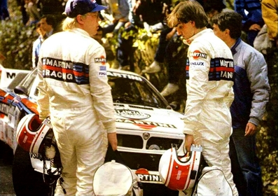 Henri Toivonen - Juha Piironen
18º Rallye de Portugal - Vinho do Porto 1984. Lancia Rally 037 (TO W67770). Abandonó por accidente en SS6 Sintra 2 de 10.50 Km.

Era su primera aparición en competición con el 037 en el Mundial. Su decepción y preocupación al salirse fue mayúscula, puesto que se jugaba un sitio en el Equipo Lancia.

Todos los aficionados que asistieron a la prueba ese año recuerdan el paso de Toivonen por los tramos de Portugal hasta el momento del accidente, como un grandioso espectáculo de valentí­a y manos, muchas, muchí­simas manos...

Un Toivonen en estado puro, demostrando dos cosas; por un lado que sus cualidades al volante no eran de este mundo, iba un paso más allá, no sólo en valentía si no también en técnica; y por otro lado que no sabia medir riesgos o mejor dicho, despreciaba y se pasaba por alto los límites de su 037, iba tan al lí­mite que su paso dejaba un murmullo de absoluta admiración entre los aficionados, pero al mismo tiempo una pregunta en el aire...

¿Hasta donde conseguirá llegar a ese ritmo absolutamente infernal y sobrehumano?.
La respuesta no tardaría en llegar, Sintra 2. 
Parte final embutida entre paredes y taludes, curva rápida en rasante, el Lancia despegó cual caza de combate en el punto de no retorno, se le acabo el asfalto y rozó el talud exterior perdiendo el control de su 037 rebotando de lado a lado o lo que es lo mismo de talud en talud.

Cesare Fiorio, ante la pregunta de un periodista que le preguntó si estaba enfadado por la salida de Toivonen, respondió:
"Para nada, todos vimos el gran potencial del coche y de Henri Toivonen !!".

Del 6 al 10 de Marzo, Estoril, Cascais, Lisboa, Portugal.
Superficie: asfalto - tierra.

El Rally tenia un total de 2400.00 km de los que 685.00 km divididos en 45 tramos eran especiales.

Se inscribieron 79 equipos, tomaron la salida 70, finalizaron 20.@

© Martin Holmes
@
Palabras clave: Henri_Toivonen;Juha_Piironen;Lancia;Grupo_B;Portugal;1984;Crash;Personajes