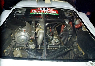 Henri Toivonen - Juha Piironen
18º Rallye de Portugal - Vinho do Porto 1984. Lancia Rally 037 (TO W67770). Abandonó por accidente en SS6 Sintra 2 de 10.50 Km.

Era su primera aparición en competición con el 037 en el Mundial. Su decepción y preocupación al salirse fue mayúscula, puesto que se jugaba un sitio en el Equipo Lancia.

Todos los aficionados que asistieron a la prueba ese año recuerdan el paso de Toivonen por los tramos de Portugal hasta el momento del accidente, como un grandioso espectáculo de valentí­a y manos, muchas, muchí­simas manos...

Un Toivonen en estado puro, demostrando dos cosas; por un lado que sus cualidades al volante no eran de este mundo, iba un paso más allá, no sólo en valentía si no también en técnica; y por otro lado que no sabia medir riesgos o mejor dicho, despreciaba y se pasaba por alto los límites de su 037, iba tan al lí­mite que su paso dejaba un murmullo de absoluta admiración entre los aficionados, pero al mismo tiempo una pregunta en el aire...

¿Hasta donde conseguirá llegar a ese ritmo absolutamente infernal y sobrehumano?.
La respuesta no tardaría en llegar, Sintra 2. 
Parte final embutida entre paredes y taludes, curva rápida en rasante, el Lancia despegó cual caza de combate en el punto de no retorno, se le acabo el asfalto y rozó el talud exterior perdiendo el control de su 037 rebotando de lado a lado o lo que es lo mismo de talud en talud.

Cesare Fiorio, ante la pregunta de un periodista que le preguntó si estaba enfadado por la salida de Toivonen, respondió:
"Para nada, todos vimos el gran potencial del coche y de Henri Toivonen !!".

Del 6 al 10 de Marzo, Estoril, Cascais, Lisboa, Portugal.
Superficie: asfalto - tierra.

El Rally tenia un total de 2400.00 km de los que 685.00 km divididos en 45 tramos eran especiales.

Se inscribieron 79 equipos, tomaron la salida 70, finalizaron 20.@

Palabras clave: Henri_Toivonen;Juha_Piironen;Lancia;Grupo_B;Portugal;1984;Detalles