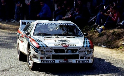 Henri Toivonen - Juha Piironen
18º Rallye de Portugal - Vinho do Porto 1984. Lancia Rally 037 (TO W67770). Abandonó por accidente en SS6 Sintra 2 de 10.50 Km.

Era su primera aparición en competición con el 037 en el Mundial. Su decepción y preocupación al salirse fue mayúscula, puesto que se jugaba un sitio en el Equipo Lancia.

Todos los aficionados que asistieron a la prueba ese año recuerdan el paso de Toivonen por los tramos de Portugal hasta el momento del accidente, como un grandioso espectáculo de valentí­a y manos, muchas, muchí­simas manos...

Un Toivonen en estado puro, demostrando dos cosas; por un lado que sus cualidades al volante no eran de este mundo, iba un paso más allá, no sólo en valentía si no también en técnica; y por otro lado que no sabia medir riesgos o mejor dicho, despreciaba y se pasaba por alto los límites de su 037, iba tan al lí­mite que su paso dejaba un murmullo de absoluta admiración entre los aficionados, pero al mismo tiempo una pregunta en el aire...

¿Hasta donde conseguirá llegar a ese ritmo absolutamente infernal y sobrehumano?.
La respuesta no tardaría en llegar, Sintra 2. 
Parte final embutida entre paredes y taludes, curva rápida en rasante, el Lancia despegó cual caza de combate en el punto de no retorno, se le acabo el asfalto y rozó el talud exterior perdiendo el control de su 037 rebotando de lado a lado o lo que es lo mismo de talud en talud.

Cesare Fiorio, ante la pregunta de un periodista que le preguntó si estaba enfadado por la salida de Toivonen, respondió:
"Para nada, todos vimos el gran potencial del coche y de Henri Toivonen !!".

Del 6 al 10 de Marzo, Estoril, Cascais, Lisboa, Portugal.
Superficie: asfalto - tierra.

El Rally tenia un total de 2400.00 km de los que 685.00 km divididos en 45 tramos eran especiales.

Se inscribieron 79 equipos, tomaron la salida 70, finalizaron 20.@

Palabras clave: Henri_Toivonen;Juha_Piironen;Lancia;Grupo_B;Portugal;1984