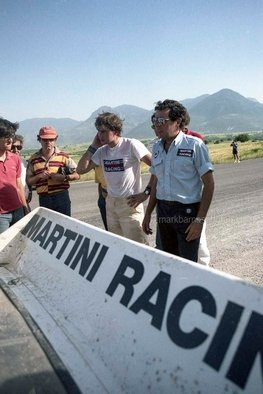 31º Rothmans Acropolis Rally 1984
Podemos ver a Henri Toivonen y Cesare Fiorio.
Fiorio era el director del Equipo Martini Racing.

Henri Toivonen y Juha Piironen con Lancia Rally 037 (TO W67770), abandonaron por accidente en SS24 Tsouka de 6.54 Km.

Del 26 al 31 de Mayo, Atenas, Grecia.
Superficie: tierra.

El Rally tení­a un total de 2265 km, de los que 796.62 km divididos en 47 tramos eran especiales.

Tomaron la salida 104 equipos, finalizaron 32.@
Palabras clave: Henri_Toivonen;Cesare_Fiorio;Personajes;Grecia;Acropolis;Lancia;Rally;1984