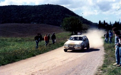 Christian Rio - Jean-Bernard Vieu
26º Rallye de Sanremo 1984. Citröen Visa 1000 Pistes (8443 ME 92). Abandonó por accidente en SS9 Cerrato de 7.18 Km.

Del 30 de Septiembre al 5 de Octubre, Sanremo, Liguria, Imperia, Italia.
Superficie: asfalto -tierra.

El Rally tenia un total de 2546.29 km de los que 807.69 km divididos en 56 tramos eran especiales, (2 de ellas fueron canceladas SS7 Sante Luce de 12,30 km y SS26 Chiusdino 2 de 17,41 Km).

Se inscribieron 104 equipos, tomaron la salida 100, finalizaron 35.@
Palabras clave: Citroen;Visa;Grupo_B;Sanremo;1984